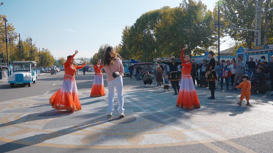 4K伊犁喀赞其民俗旅游区的舞蹈表演视频
