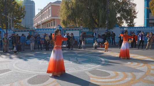 4K伊犁喀赞其民俗旅游区的舞蹈表演视频