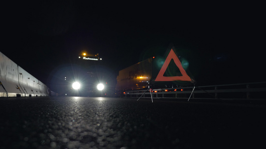 沥青和背景灯光闪亮的卡车灯上视频