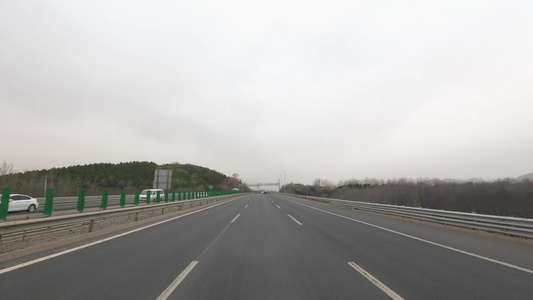 雾霾天气下行驶在高速公路上开车第一视角视频