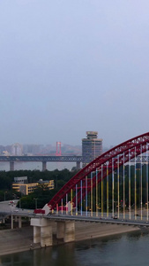 素材延时摄影日转夜航拍武汉晴川桥夜景车流城市素材视频