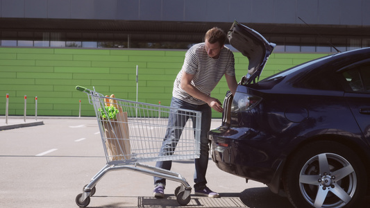 男用手推车停在购物中心停车位上视频