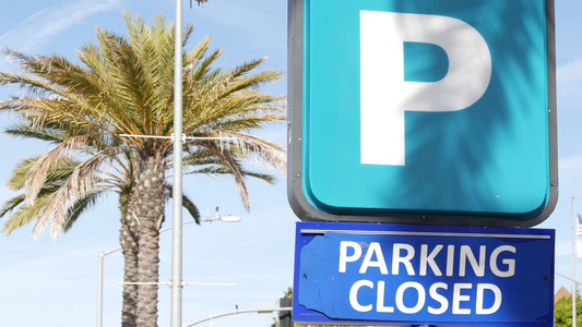 停车场标志作为美国繁忙市区交通困难和交通问题的象征。加利福尼亚州圣地亚哥市中心的公共付费停车区。城市汽车空间有视频