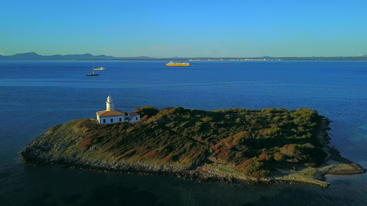 灯塔和船在海湾视频