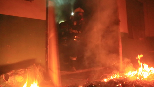 大火燃烧房屋[后火]视频