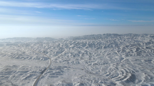 航拍新疆冬季雪原公路视频