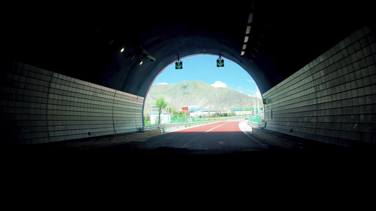 第一视感汽车穿过隧道视频