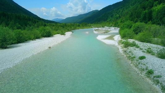 伊萨尔河谷的河流视频