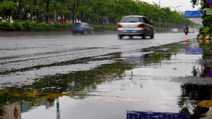 下雨天城市道路路面上31秒视频