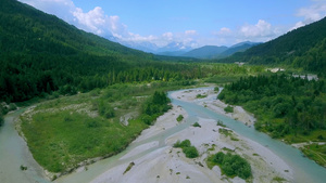 山谷中的河流17秒视频