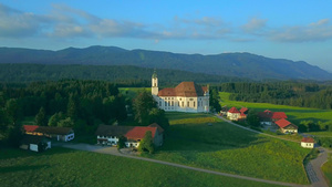 阿尔卑斯山风景中的教堂14秒视频