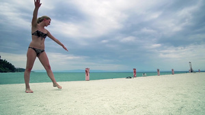 在海边码头玩体操的漂亮女孩20秒视频