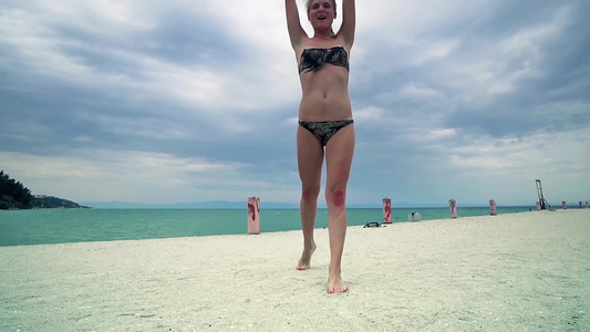 在海滩码头做体操玩得开心的漂亮女孩视频