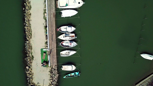 意大利翁布里亚湖码头停泊的船只鸟瞰图视频