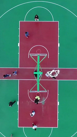 毕业季篮球场打球的男同学国际篮球日8秒视频