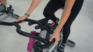 女人在健身房的自行车上做有氧训练15秒视频