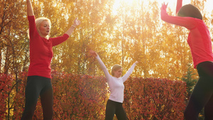 健身女子在秋季公园户外锻炼24秒视频