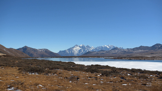 4K实拍冬季蓝天雪山湖泊自然风光视频素材[湖群]视频