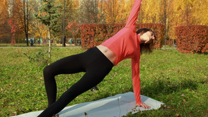 健身女子在城市秋季公园户外训练锻炼12秒视频