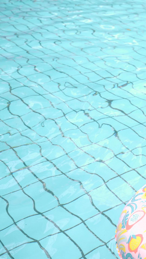 充气游泳圈水球火烈鸟玩具漂浮水上娱乐设施15秒视频