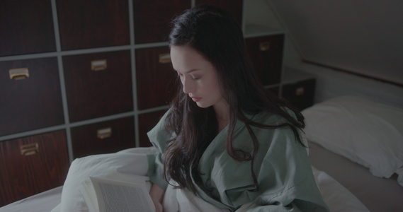 年轻女子在床上看书视频