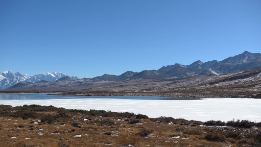 4K实拍冬季蓝天雪山湖泊自然风光视频素材视频