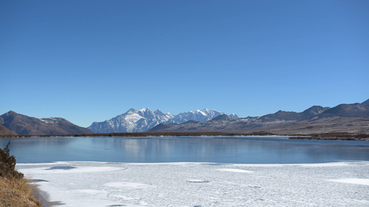 4K实拍冬季蓝天雪山湖泊自然风光视频素材[湖群]视频