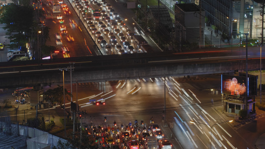4K泰国曼谷夜晚繁忙的十字路口高峰期的车流延迟拍摄视频