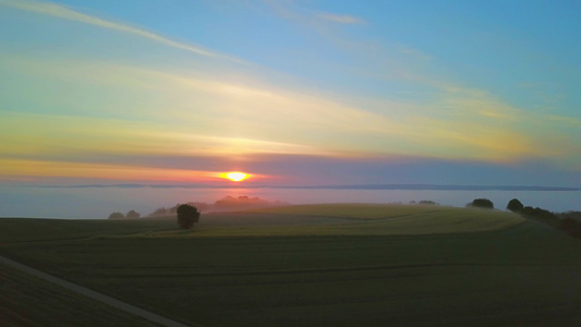 夕阳下的风景视频