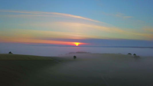 夕阳下的风景视频