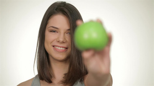 女孩拿着绿苹果8秒视频