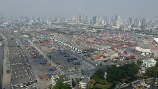 4K无人机航拍曼谷港口集装箱港口起重机视频