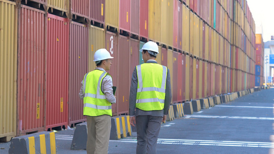 4k码头工人和工程师经理交流货运项目视频