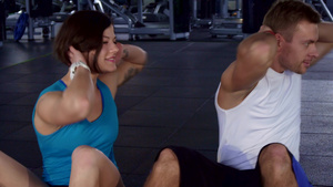 训练其腹部肌肉的男女体健壮10秒视频