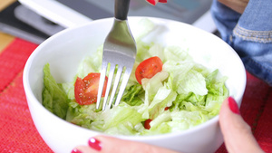 妇女食用新鲜有机素食沙拉24秒视频