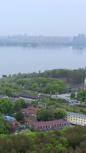 航拍武汉东湖绿道和城市风光高楼大厦20秒视频