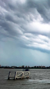 实拍暴雨前江边乌云延时摄影乌云密布视频