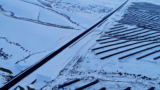 雪地里的太阳能发电场视频