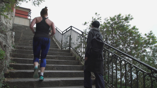 跑步者们用背包走着妇女走上楼梯视频