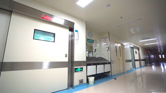 4k高清医院医生正在手术室大门走廊视频