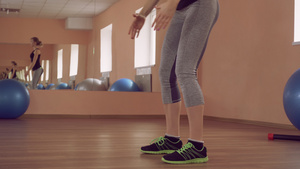 美貌美丽的女性强健体力锻练,双腿健健健11秒视频