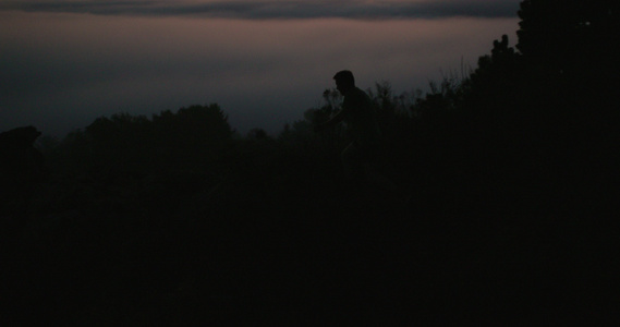 年轻人在黄昏奔跑的剪影视频