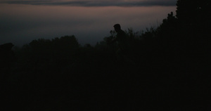 年轻人在黄昏奔跑的剪影22秒视频