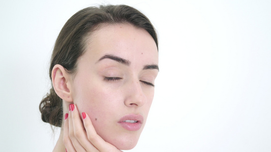 女人抚摸脸蛋模特美容护肤广告视频视频