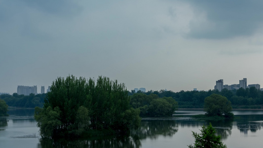 河流河边湿地乌云阴雨云雨视频