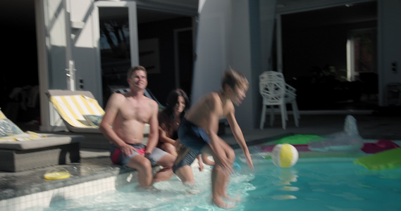 全家一起在游泳池边跳进游泳池视频