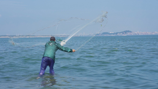 海边赶海撒网捕鱼视频