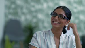在办公室开会的印度裔女子露出微笑8秒视频