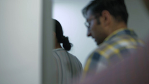 进入办公室开会的印度裔同事19秒视频