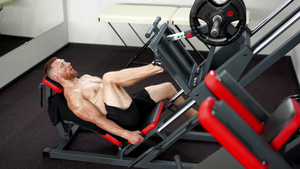 健身房男子腿部压力机训练推举重量训练腿部肌肉16秒视频